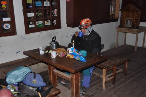 Café da manhã de madrugada, pouco antes de início da subida do Chimborazo, no refúgio Whymper, a 5 mil metros de altitude (Equador)